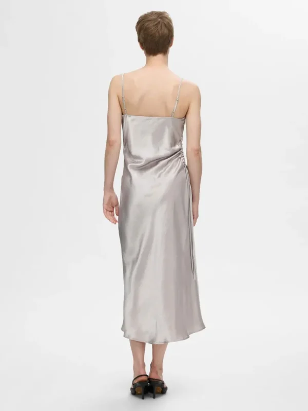 SELECTED ÄRMLÖS SATIN MIDIKLÄNNING Silver Best