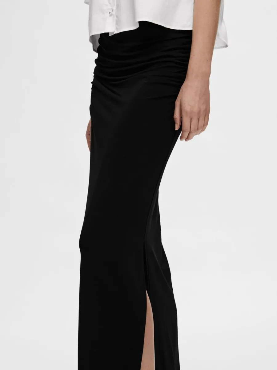 rynkad_maxikjol_4.webp SELECTED RYNKAD MAXIKJOL Black Discount