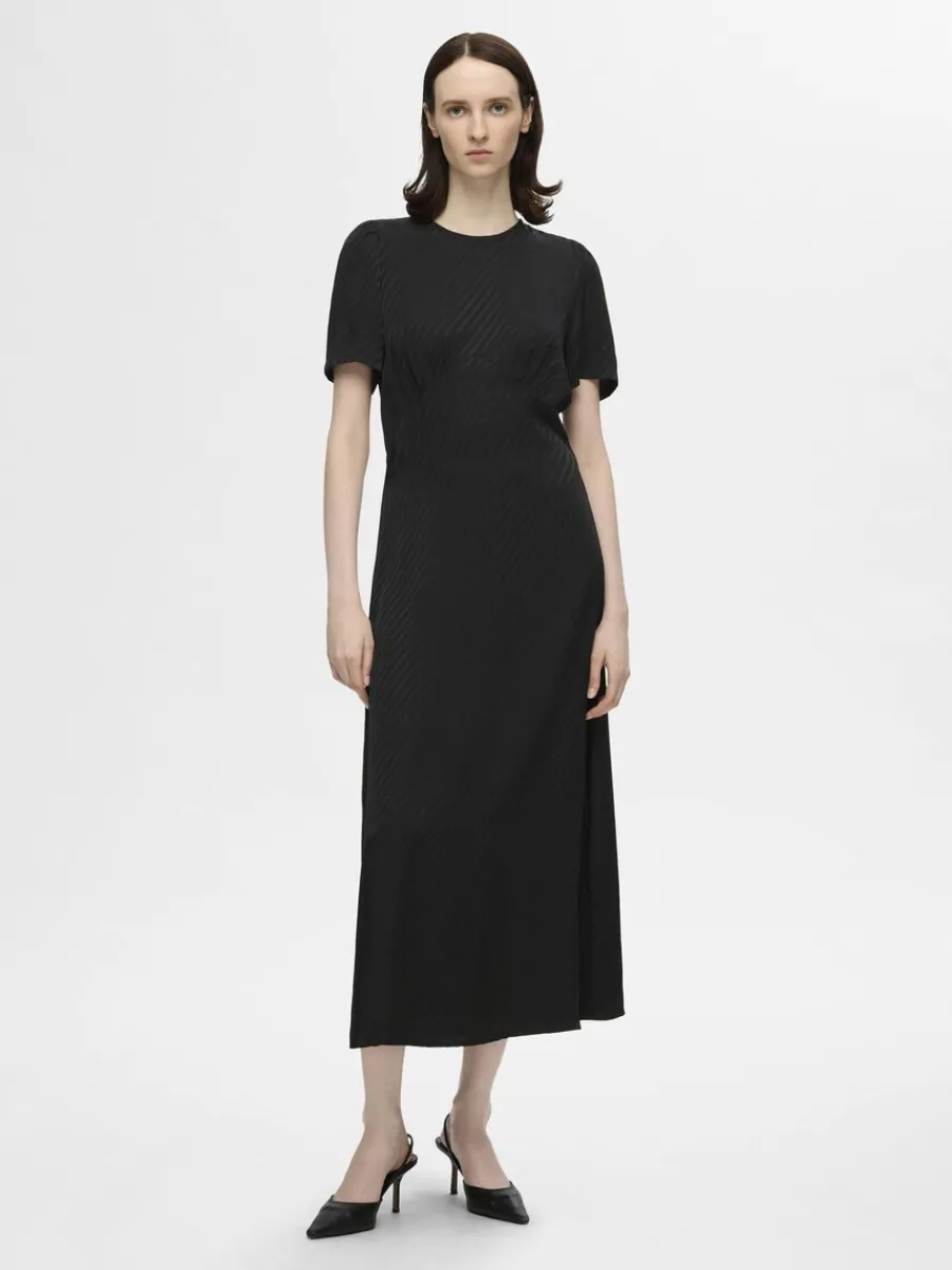 satin_maxiklnning_1-1.webp SELECTED SATIN MAXIKLÄNNING Black Shop
