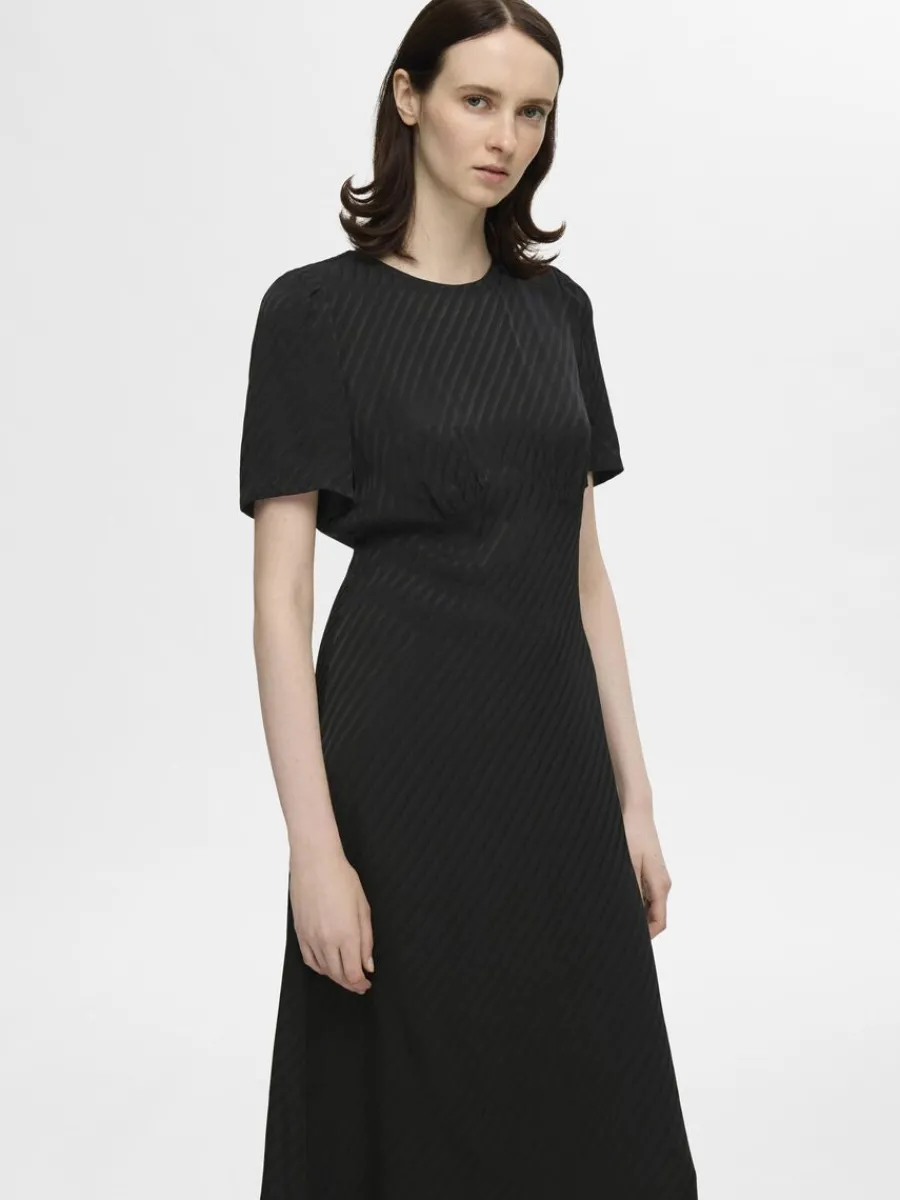 satin_maxiklnning_2-1.webp SELECTED SATIN MAXIKLÄNNING Black Shop