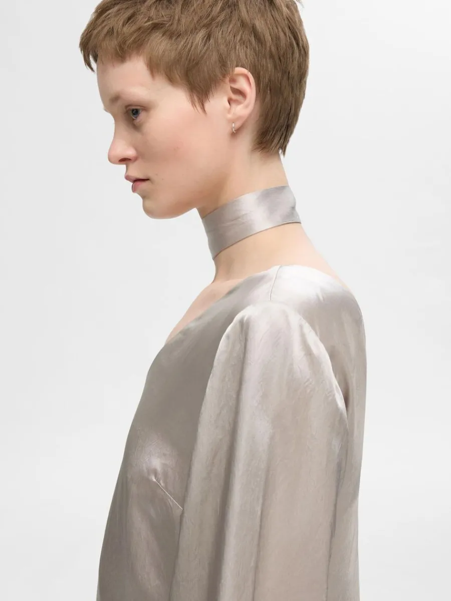 satin_maxiklnning_2.webp SELECTED SATIN MAXIKLÄNNING Silver Cheap