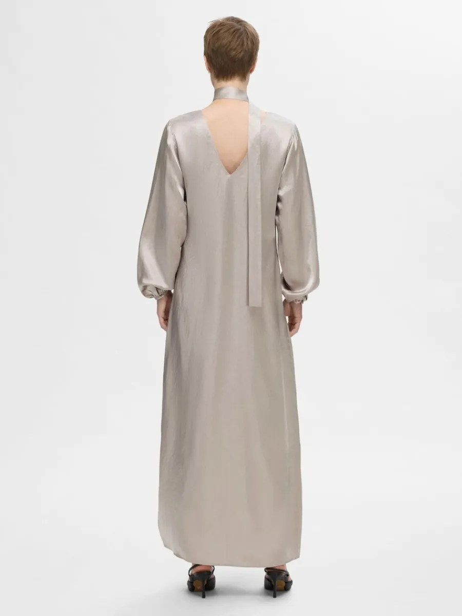 satin_maxiklnning_4.webp SELECTED SATIN MAXIKLÄNNING Silver Cheap