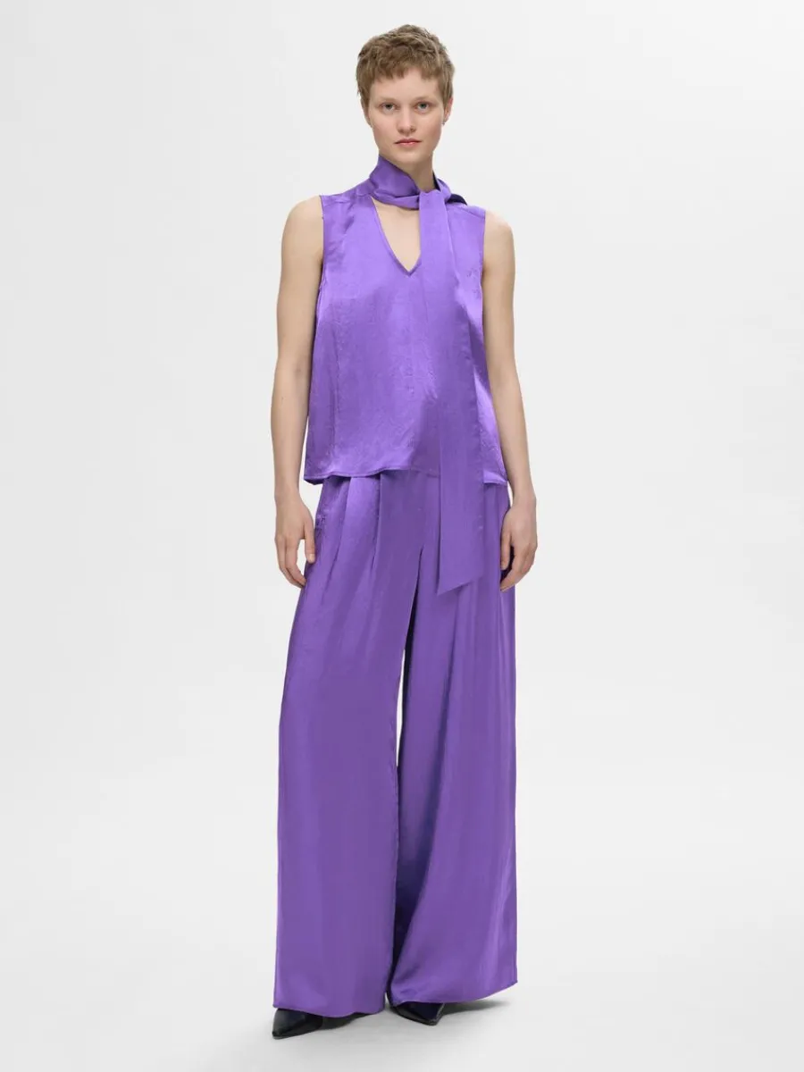 satin_med_rosett_i_halsen_1-1.webp SELECTED SATIN MED ROSETT I HALSEN TOPP Purple Best