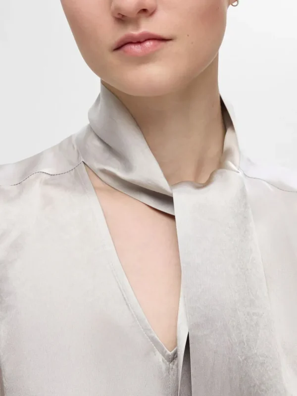 SELECTED SATIN MED ROSETT I HALSEN TOPP Silver Best Sale