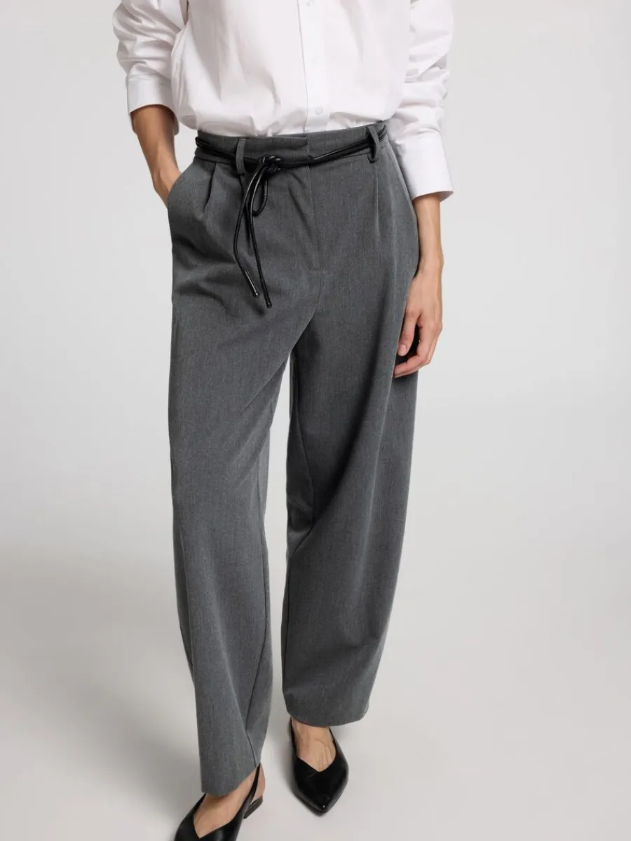 skrddarsydda__barrel_fitb_3-1.webp SELECTED SKRÄDDARSYDDA - BARREL FIT-BYXOR Grey Cheap