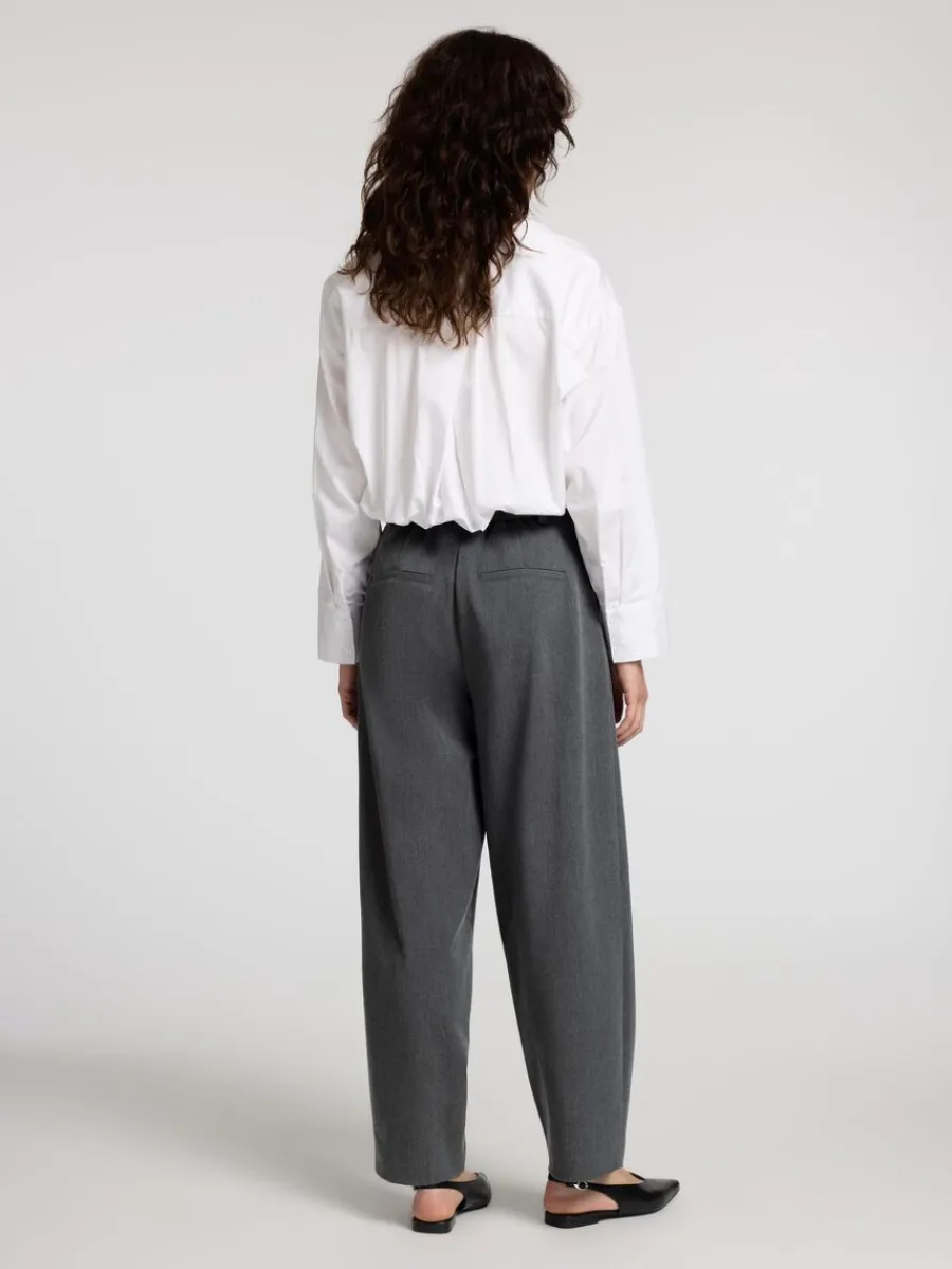skrddarsydda__barrel_fitb_4-1.webp SELECTED SKRÄDDARSYDDA - BARREL FIT-BYXOR Grey Cheap