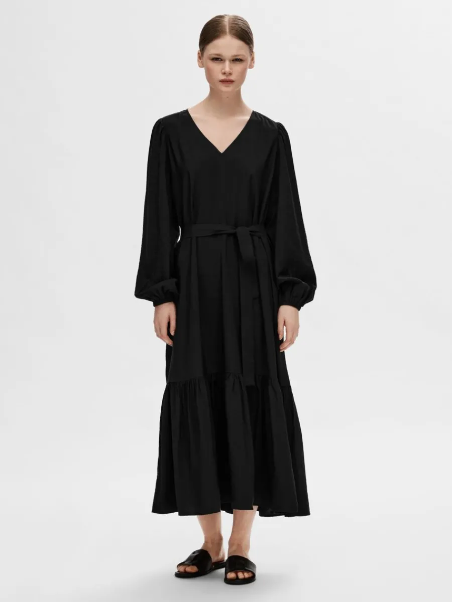 skrpfrsedd_maxiklnning_0.webp SELECTED SKÄRPFÖRSEDD MAXIKLÄNNING Black Clearance