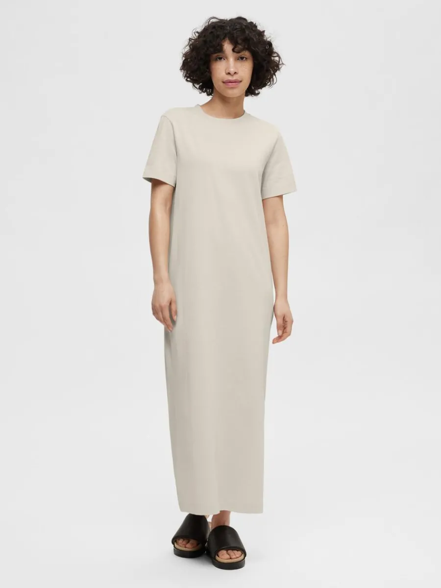 skrpfrsedd_midiklnning_0.webp SELECTED SKÄRPFÖRSEDD MIDIKLÄNNING Beige New