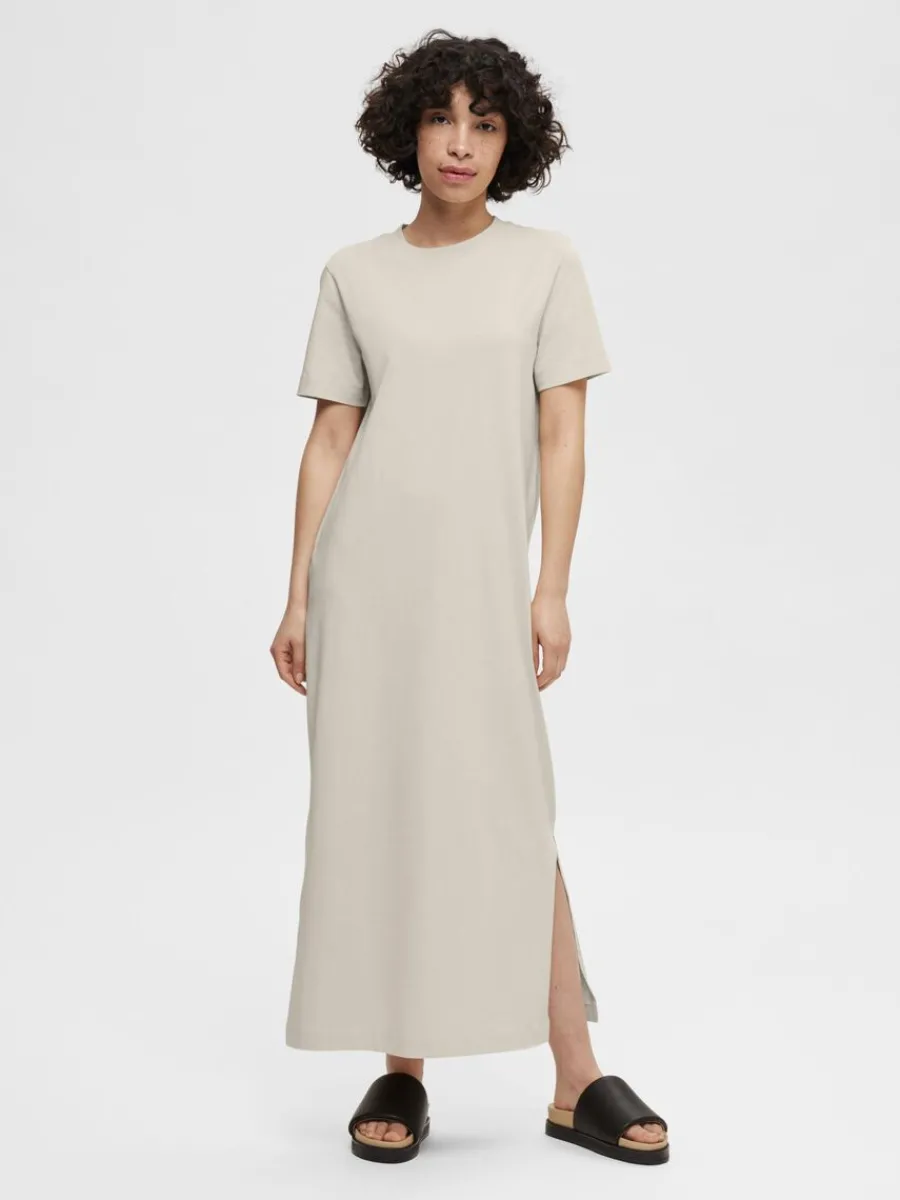 skrpfrsedd_midiklnning_1.webp SELECTED SKÄRPFÖRSEDD MIDIKLÄNNING Beige New