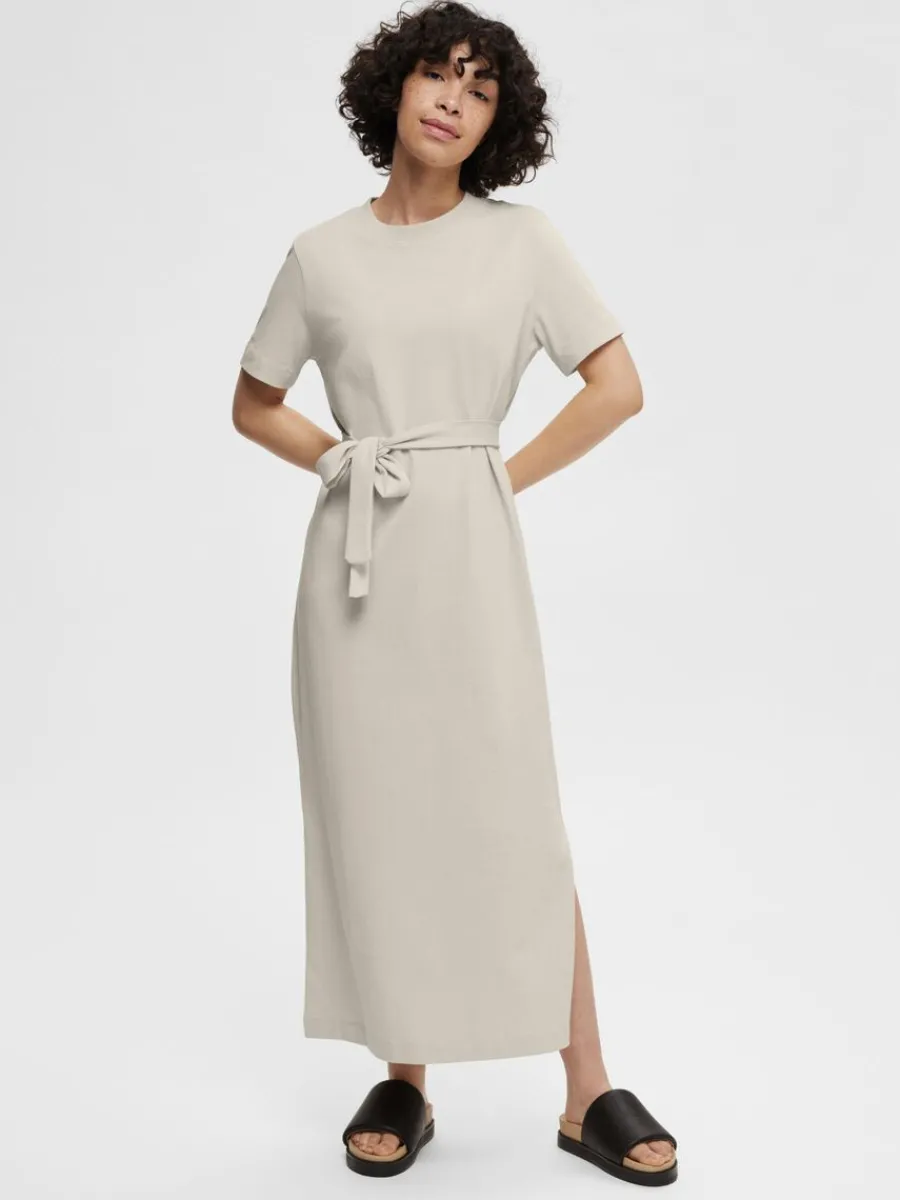 skrpfrsedd_midiklnning_2.webp SELECTED SKÄRPFÖRSEDD MIDIKLÄNNING Beige New