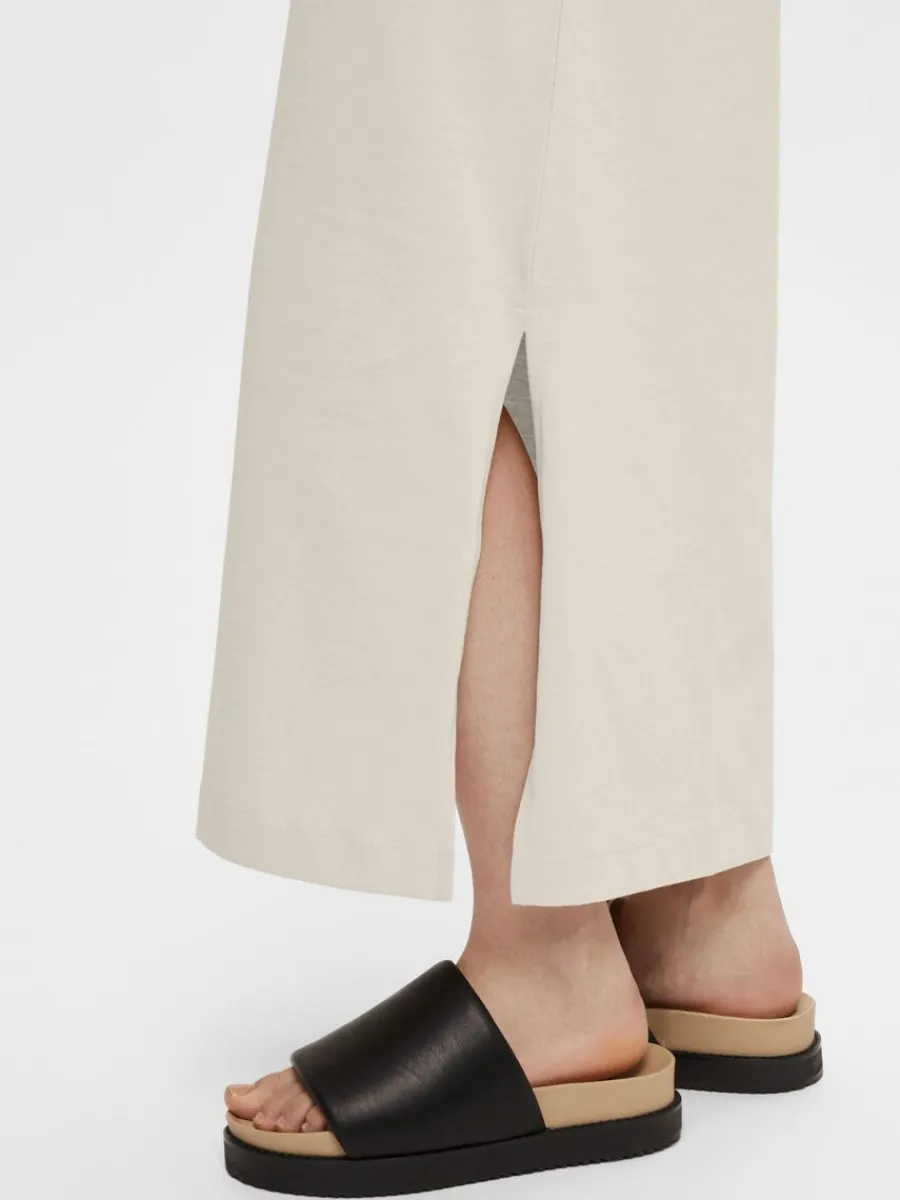 skrpfrsedd_midiklnning_3.webp SELECTED SKÄRPFÖRSEDD MIDIKLÄNNING Beige New