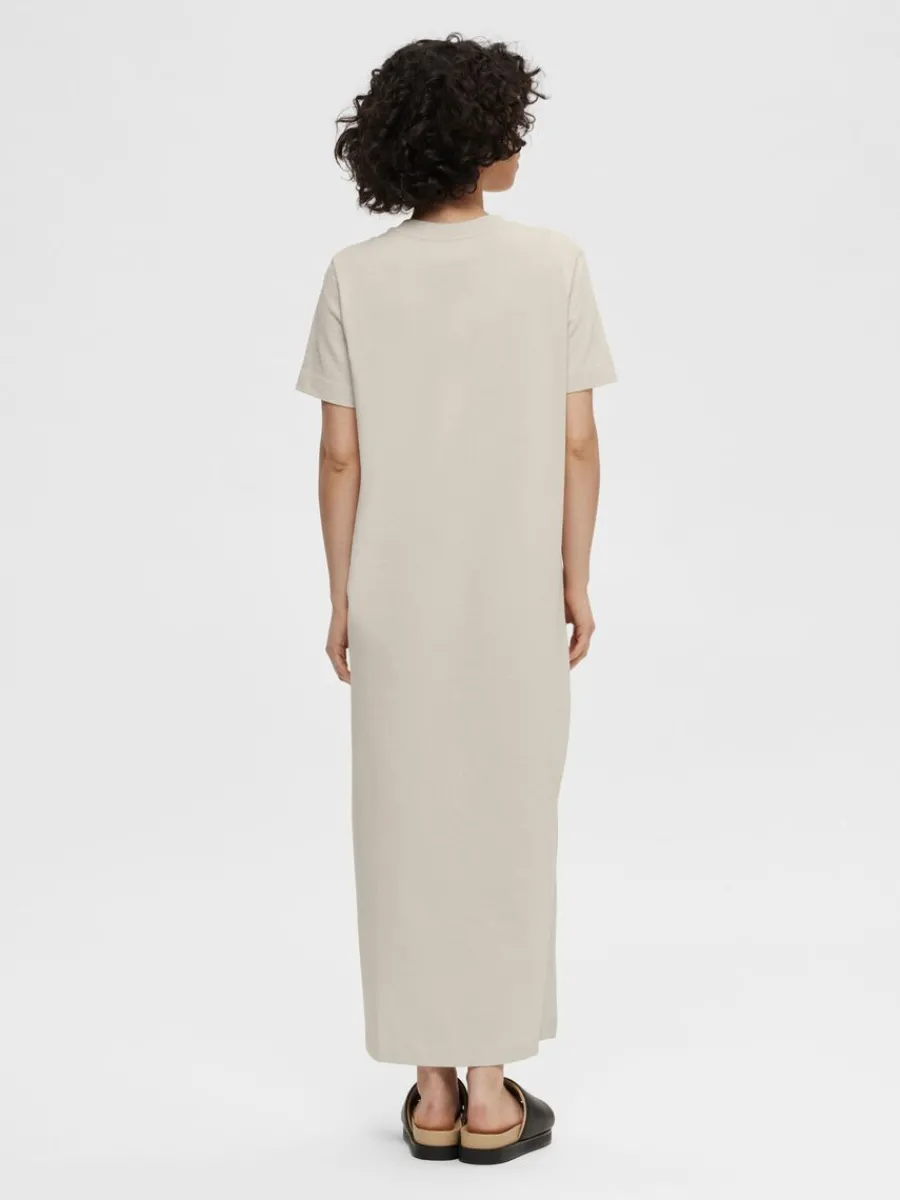 skrpfrsedd_midiklnning_4.webp SELECTED SKÄRPFÖRSEDD MIDIKLÄNNING Beige New