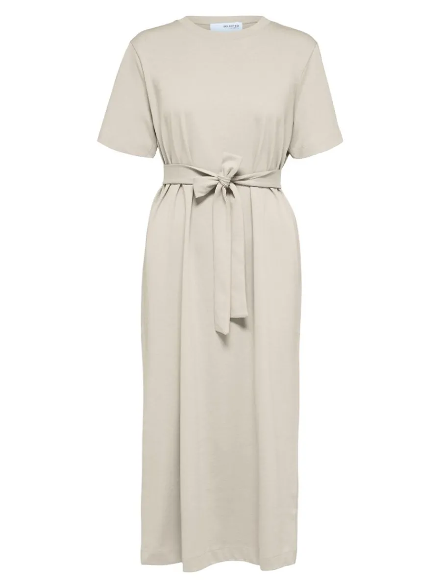 skrpfrsedd_midiklnning_5.webp SELECTED SKÄRPFÖRSEDD MIDIKLÄNNING Beige New