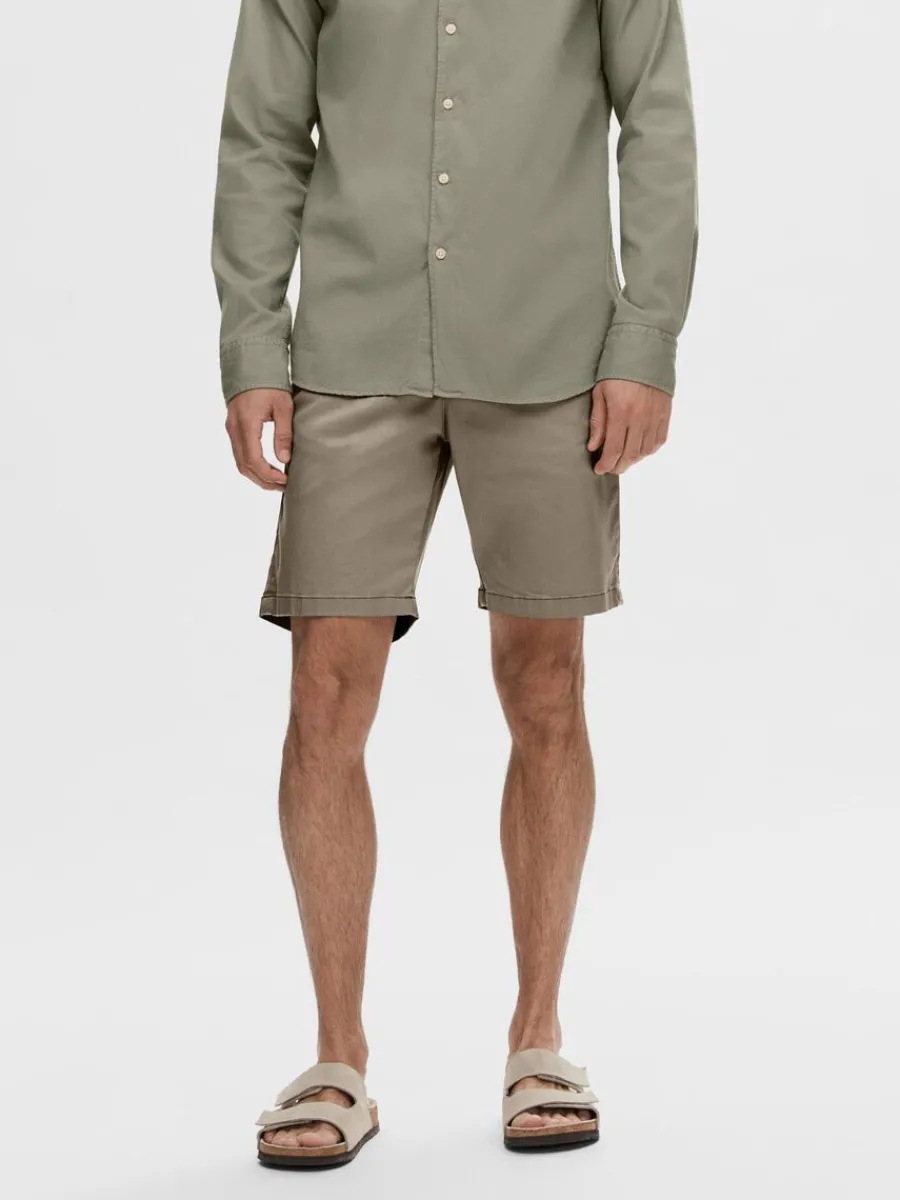 slim_fit_chinoshorts_0.webp SELECTED SLIM FIT CHINOSHORTS Brown Hot