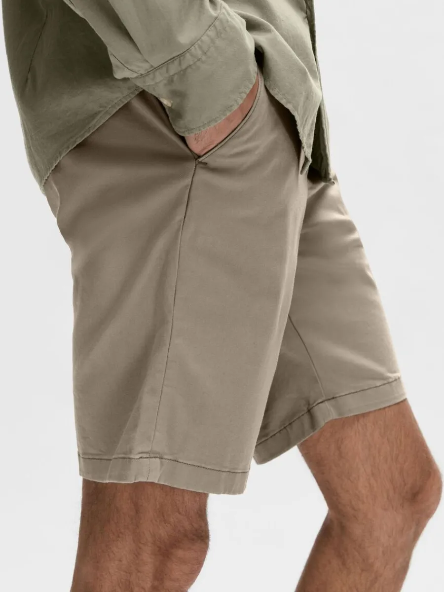 slim_fit_chinoshorts_5.webp SELECTED SLIM FIT CHINOSHORTS Brown Hot