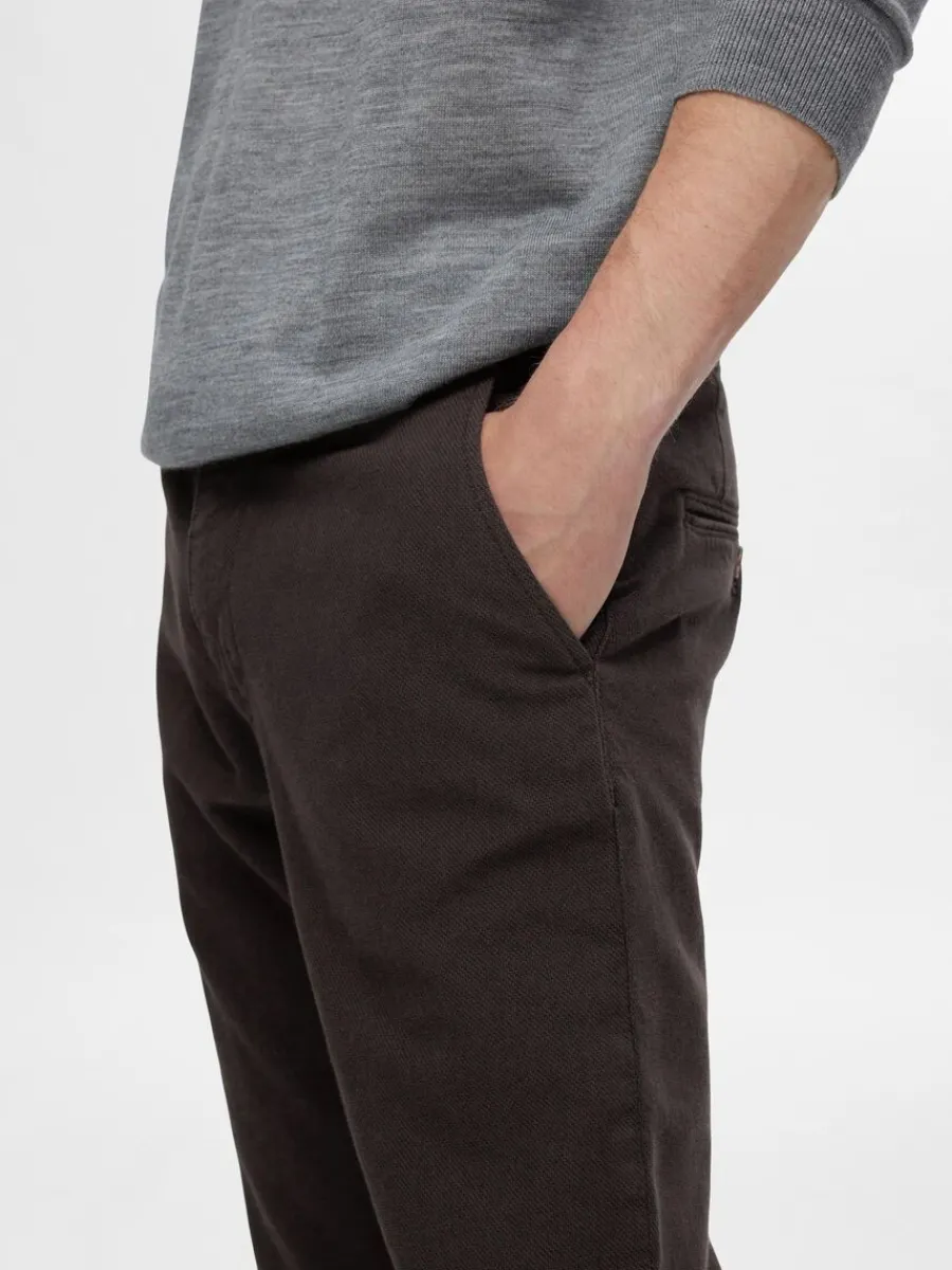 slim_fit_strukturerad_ch_5.webp SELECTED 175 SLIM FIT STRUKTURERAD CHINOS Brown Store