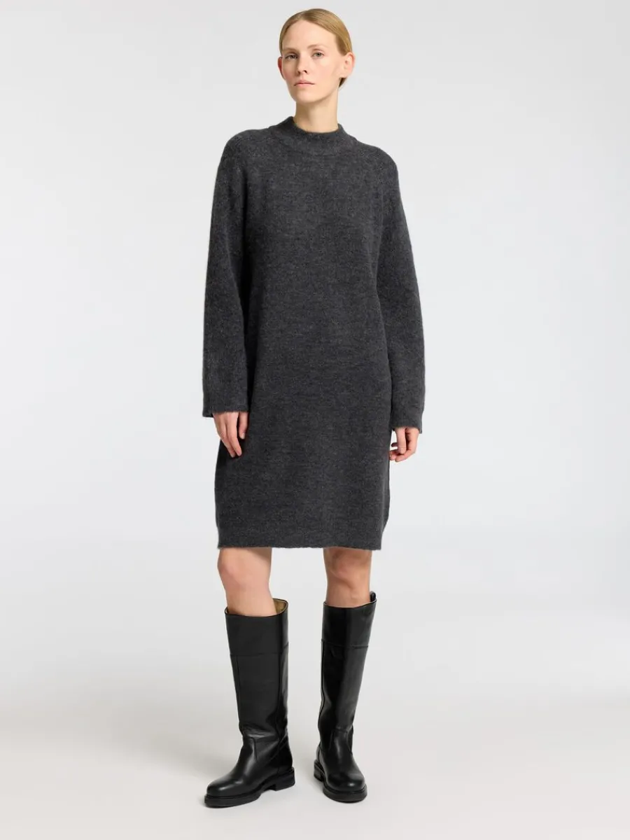 stickad_kort_klnning_1.webp SELECTED STICKAD KORT KLÄNNING Grey Store