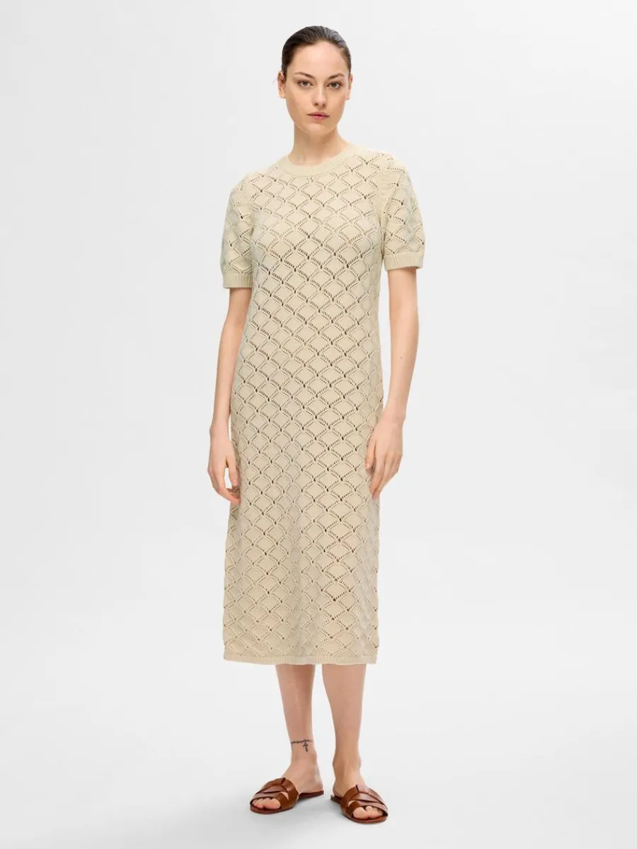 stickad_maxiklnning_0-6.webp SELECTED STICKAD MAXIKLÄNNING Beige Sale