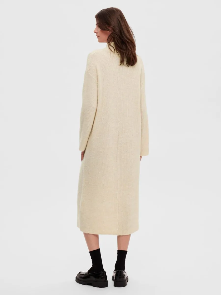 stickad_maxiklnning_4.webp SELECTED STICKAD MAXIKLÄNNING Beige Flash Sale
