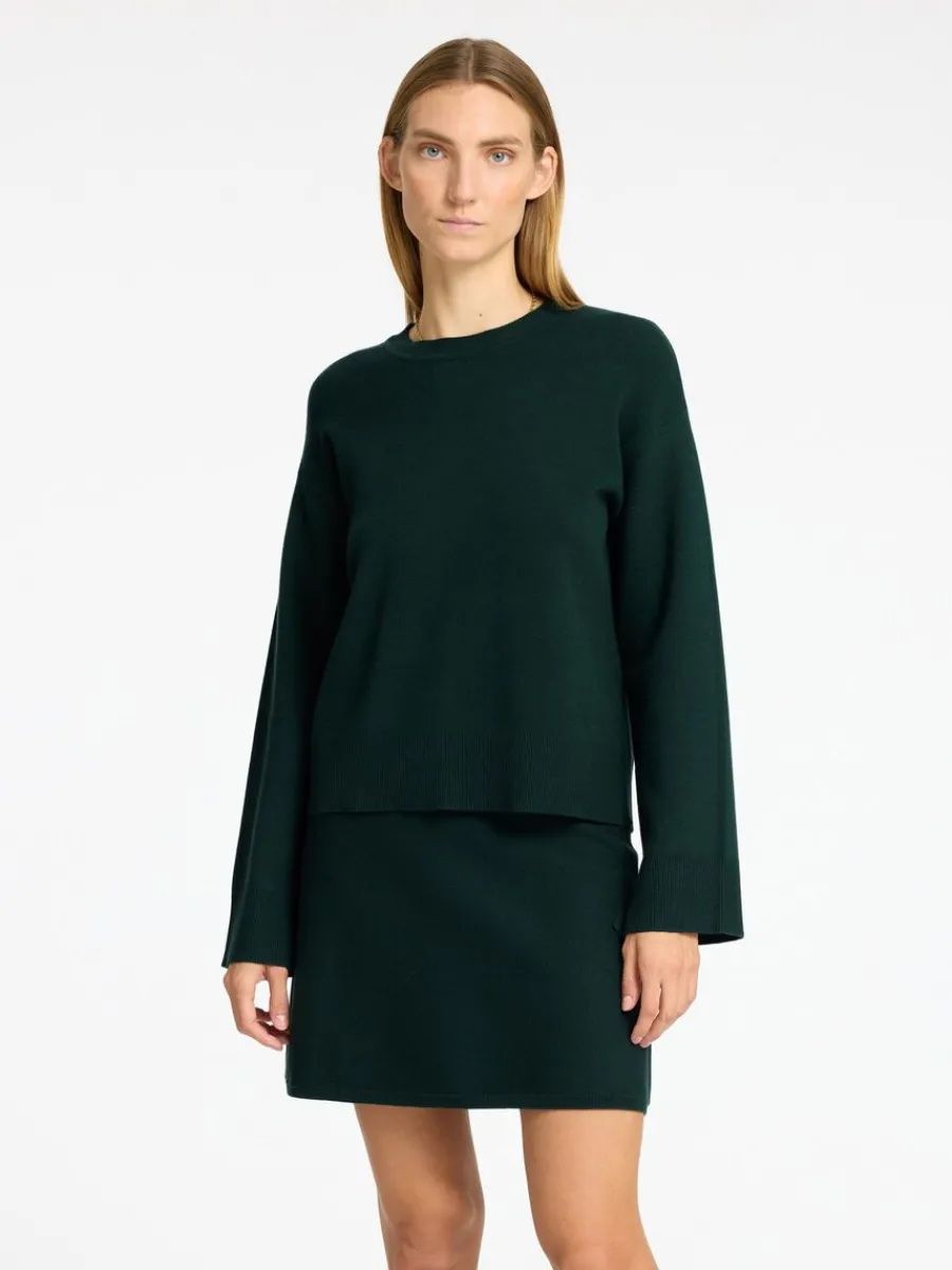 stickad_rundringad_trja_0.webp SELECTED STICKAD RUNDRINGAD TRÖJA Green Hot