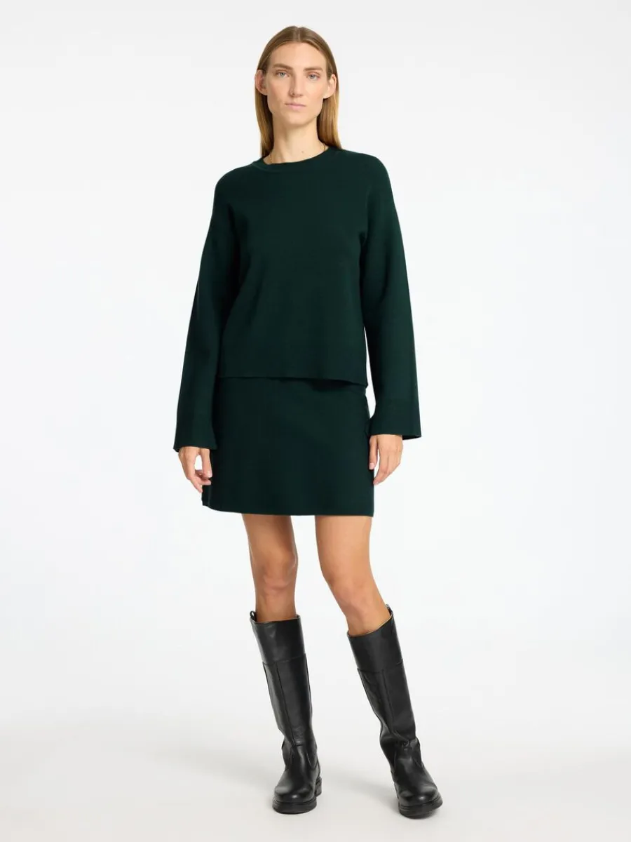 stickad_rundringad_trja_1.webp SELECTED STICKAD RUNDRINGAD TRÖJA Green Hot