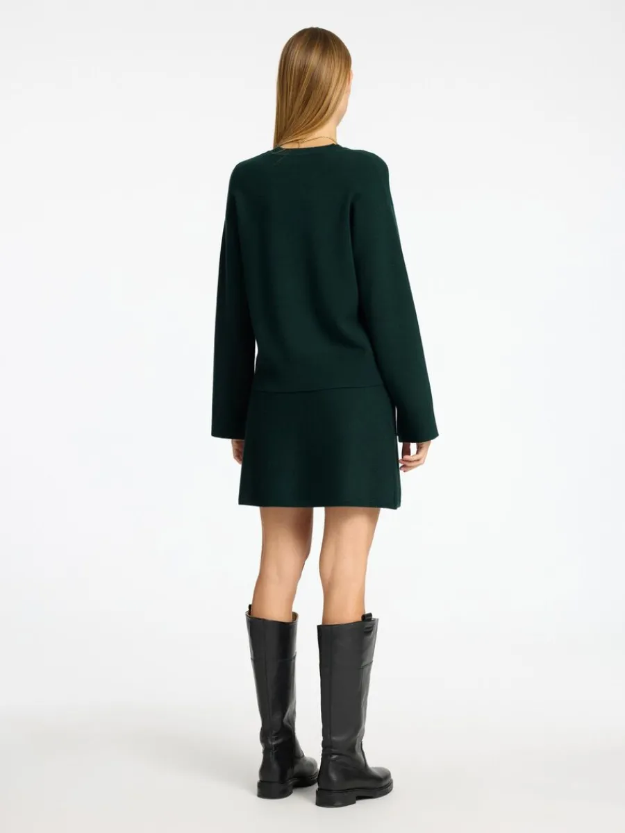 stickad_rundringad_trja_4.webp SELECTED STICKAD RUNDRINGAD TRÖJA Green Hot