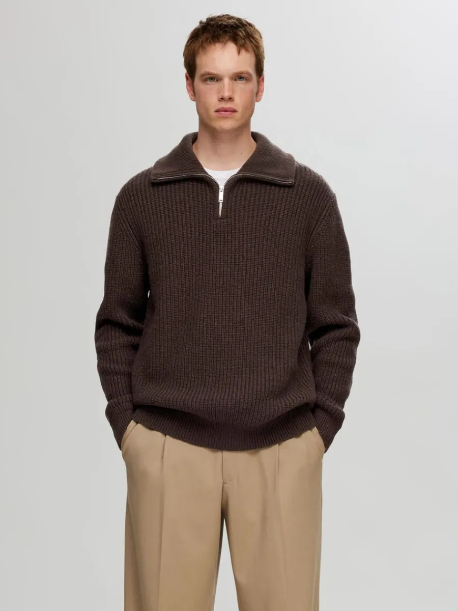 stickad_trja_med_halvlngt_0-6.webp SELECTED STICKAD TRÖJA MED HALVLÅNGT BLIXTLÅS Brown Fashion