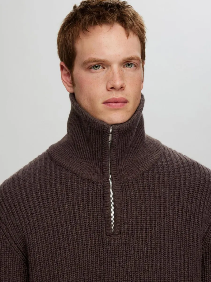 stickad_trja_med_halvlngt_2-3.webp SELECTED STICKAD TRÖJA MED HALVLÅNGT BLIXTLÅS Brown Fashion