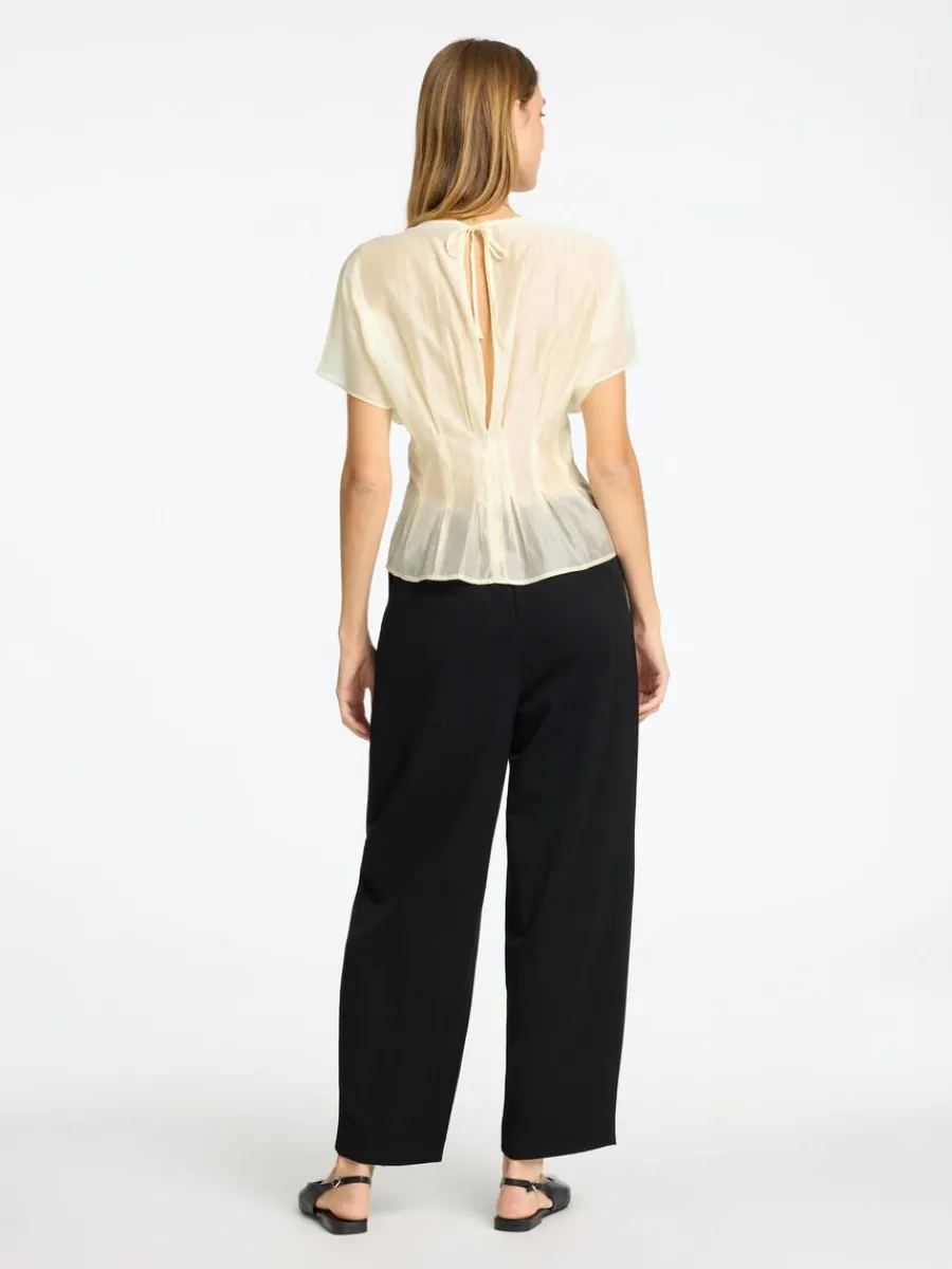 strukturerad_kortrmad_top_4-1.webp SELECTED STRUKTURERAD KORTÄRMAD TOPP Beige Clearance
