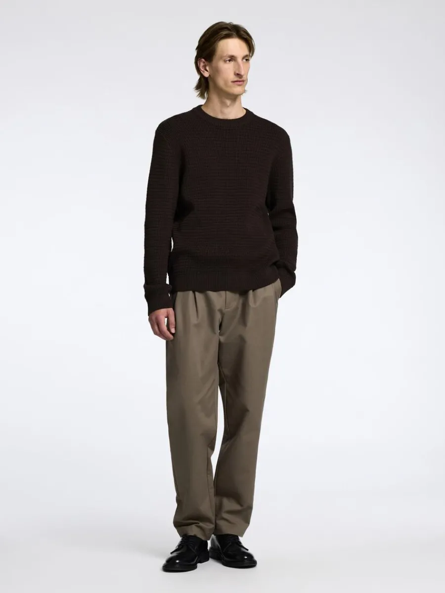 strukturerad_rundringad_t_2.webp SELECTED STRUKTURERAD RUNDRINGAD TRÖJA Brown Discount