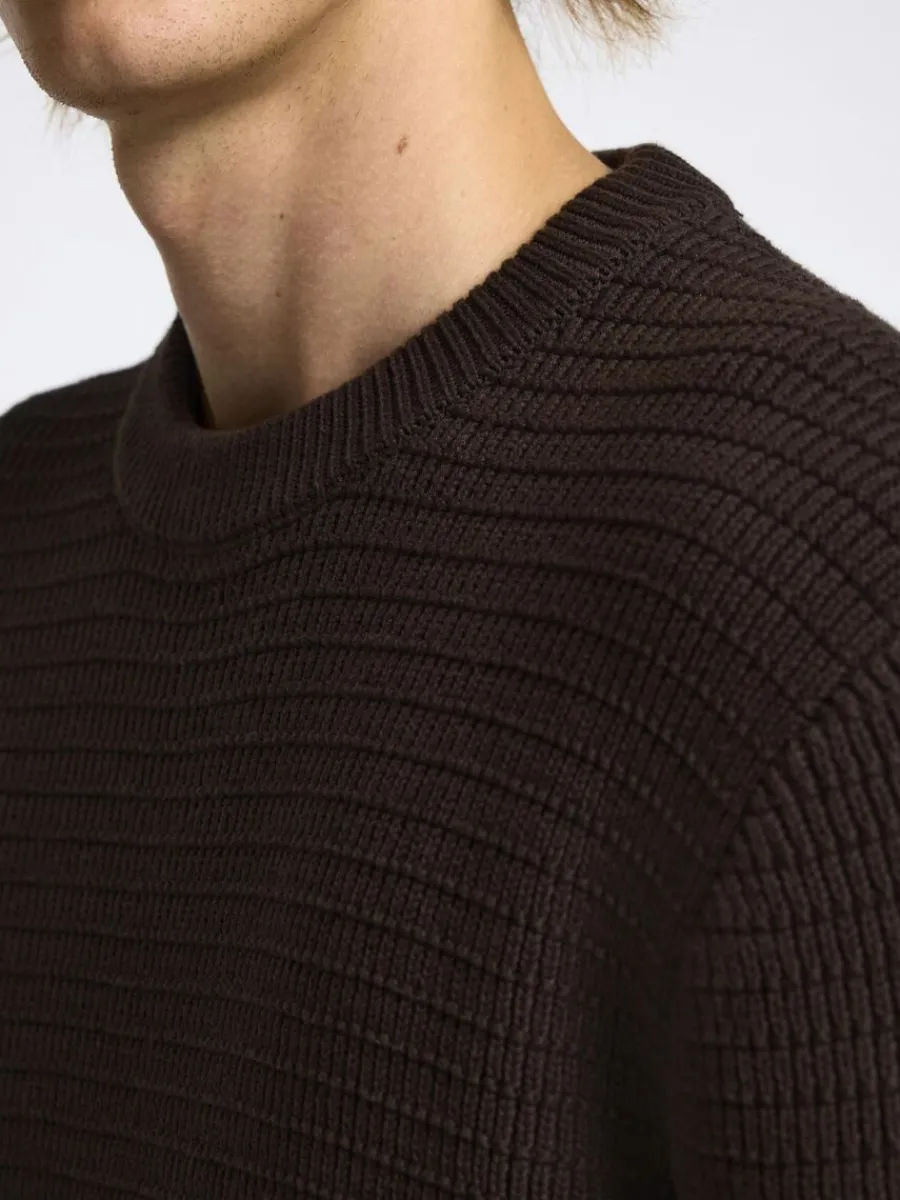 strukturerad_rundringad_t_3.webp SELECTED STRUKTURERAD RUNDRINGAD TRÖJA Brown Discount