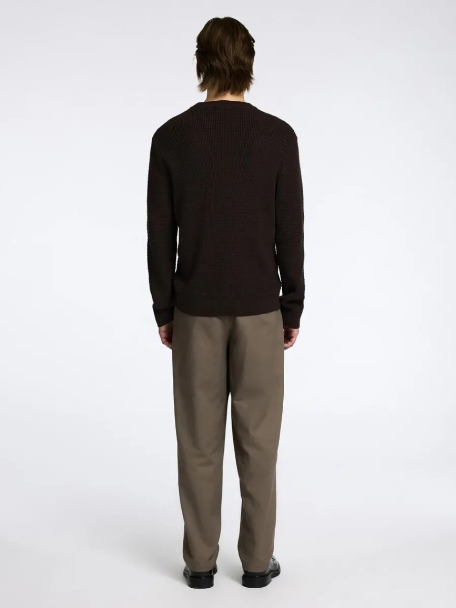 strukturerad_rundringad_t_5.webp SELECTED STRUKTURERAD RUNDRINGAD TRÖJA Brown Discount