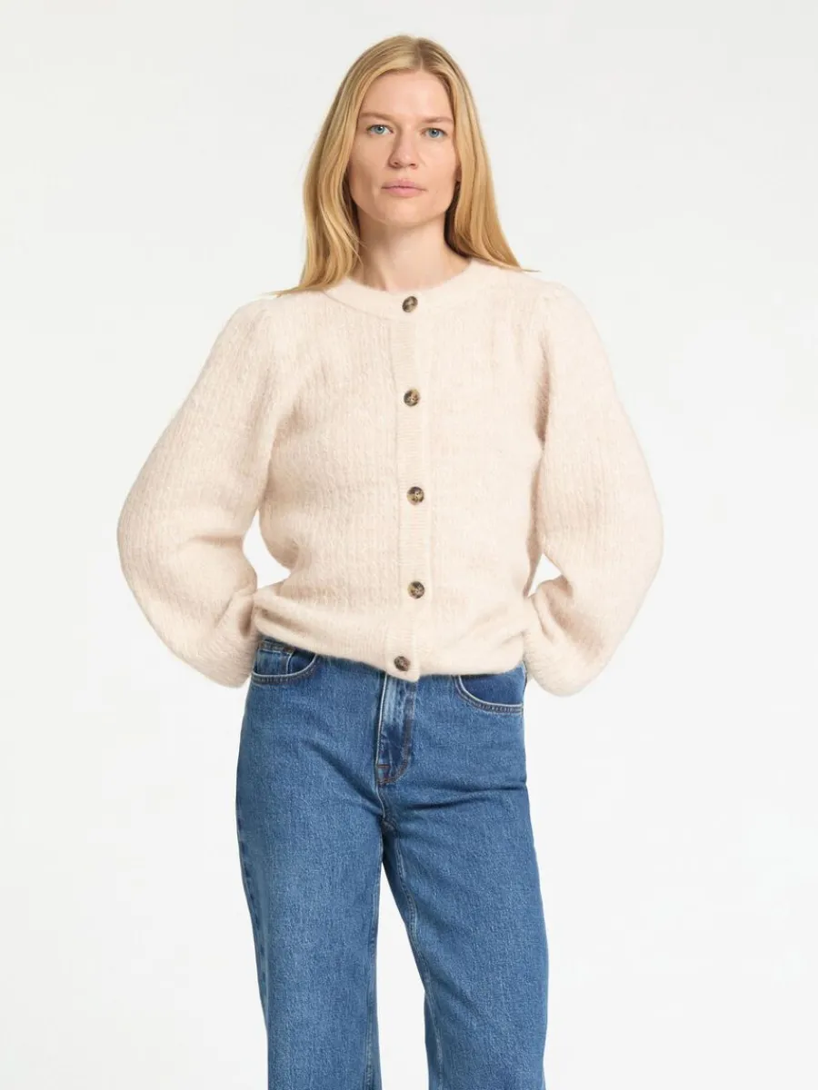 strukturerad_stickad_koft_0-3.webp SELECTED STRUKTURERAD STICKAD KOFTA Beige Best