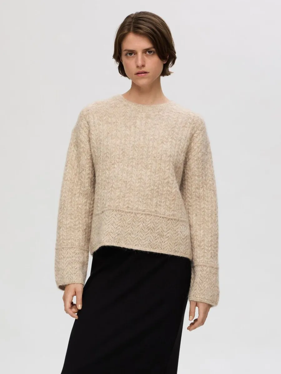 strukturerad_stickad_trja_0.webp SELECTED STRUKTURERAD STICKAD TRÖJA Beige Hot