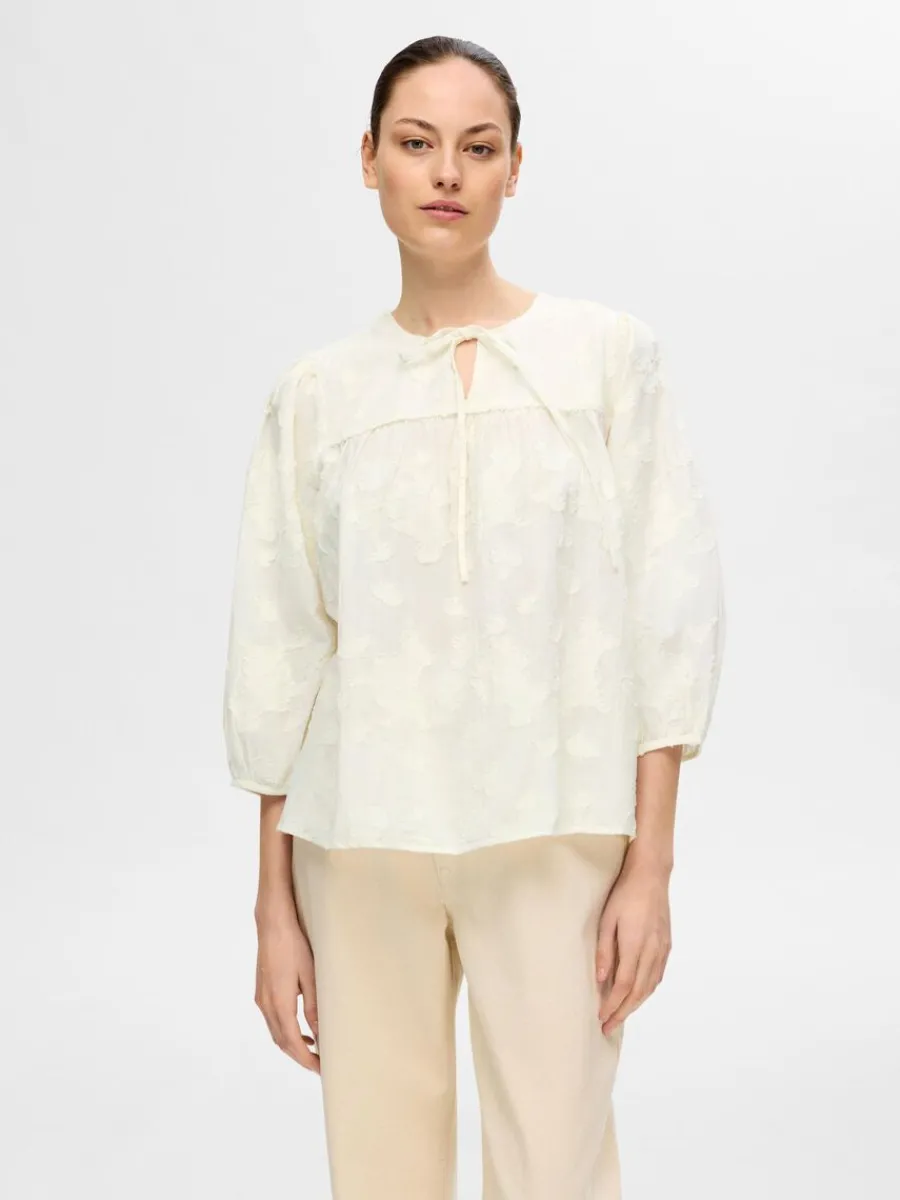 texturerad_blus_med_rmar_0-1.webp SELECTED TEXTURERAD BLUS MED 3/4-ÄRMAR White Flash Sale