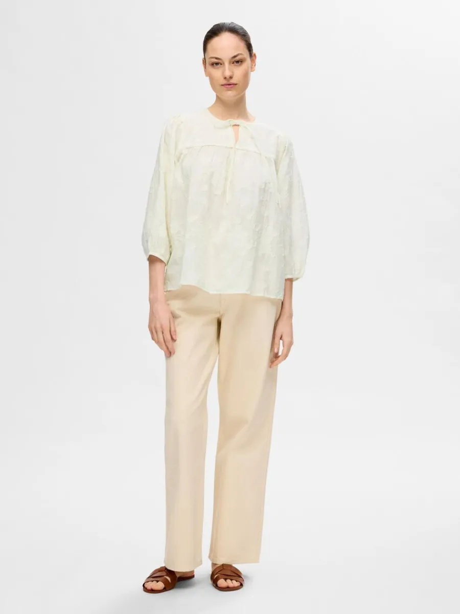 texturerad_blus_med_rmar_1-1.webp SELECTED TEXTURERAD BLUS MED 3/4-ÄRMAR White Flash Sale