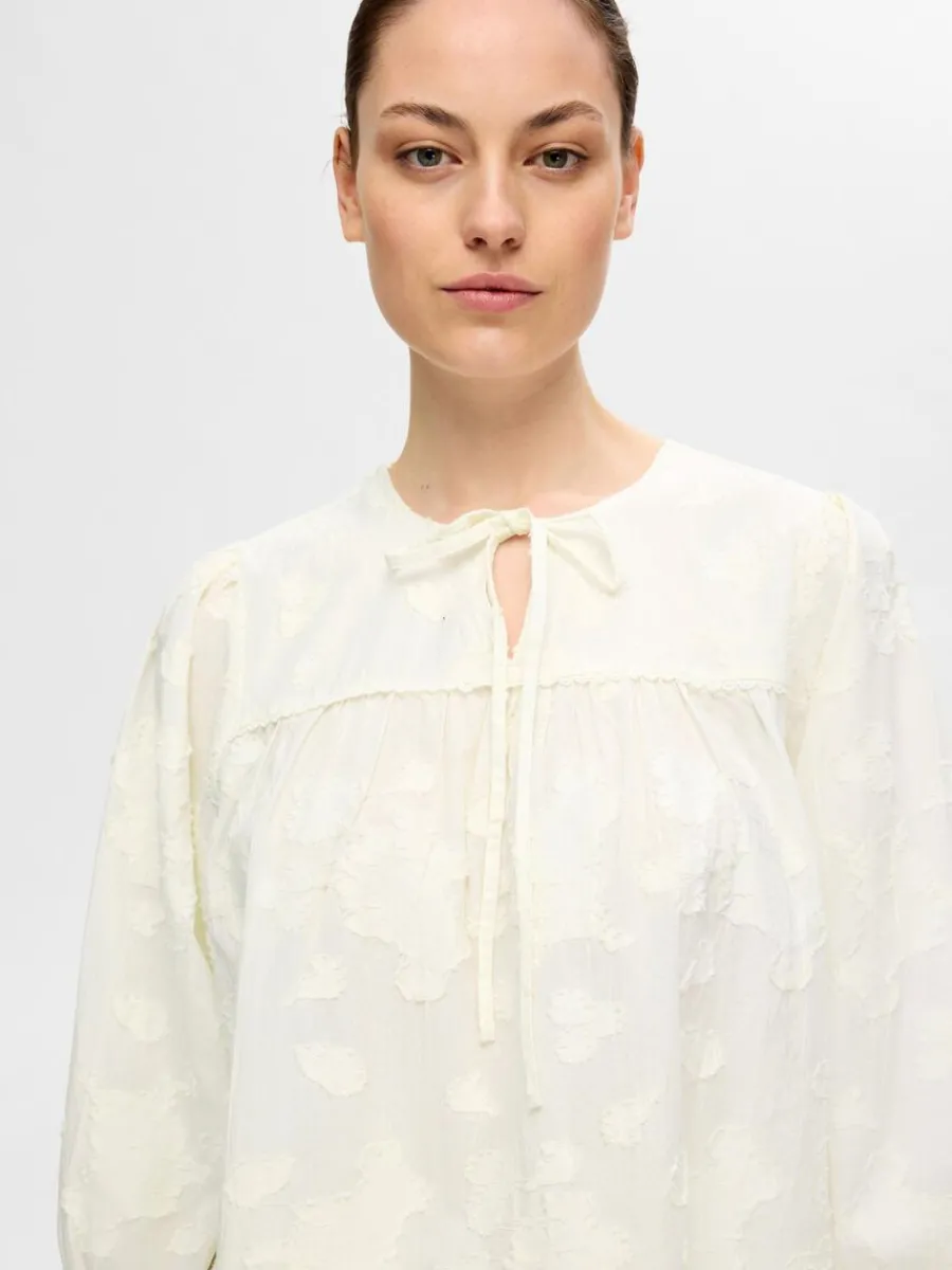 texturerad_blus_med_rmar_3-1.webp SELECTED TEXTURERAD BLUS MED 3/4-ÄRMAR White Flash Sale