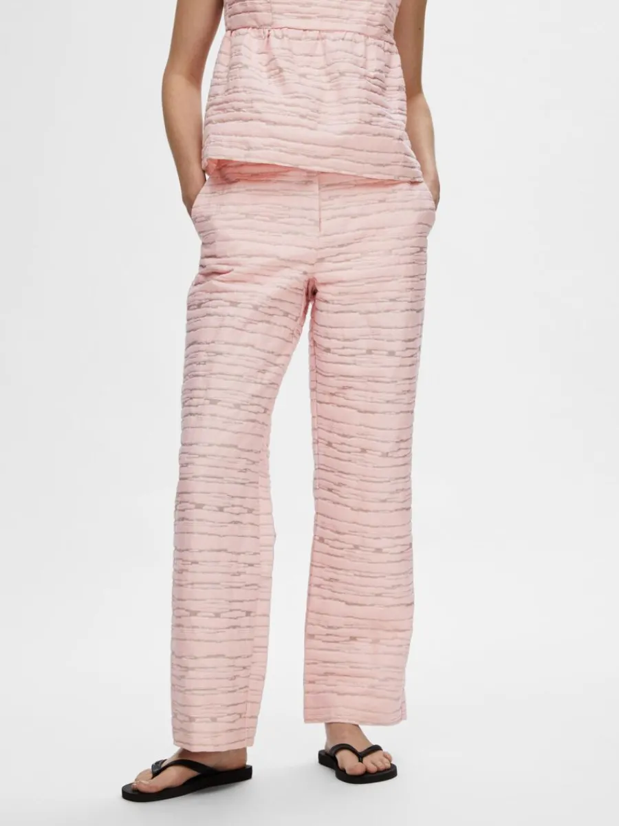 texturerad_byxor_med_vida_0.webp SELECTED TEXTURERAD BYXOR MED VIDA BEN Pink New