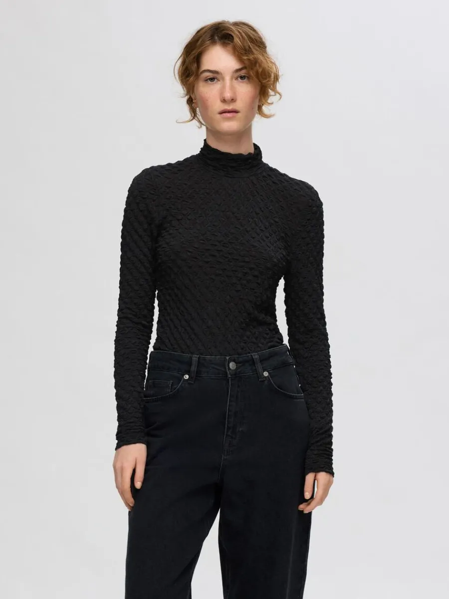 texturerad_lngrmad_topp_0-1.webp SELECTED TEXTURERAD LÅNGÄRMAD TOPP Black New