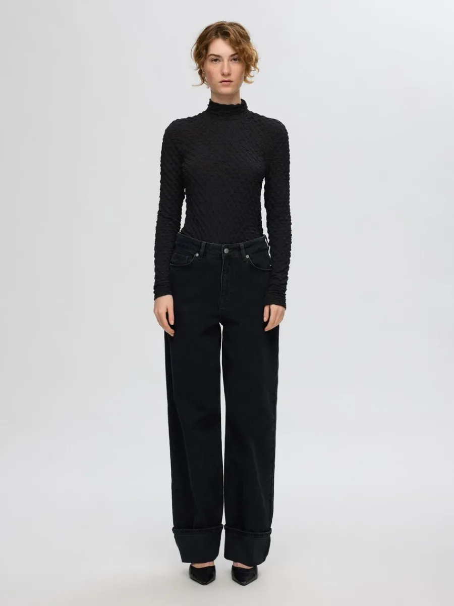 texturerad_lngrmad_topp_1-1.webp SELECTED TEXTURERAD LÅNGÄRMAD TOPP Black New