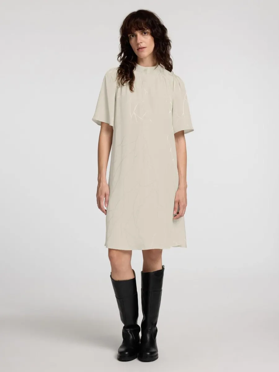 tryckta_kort_klnning_1-2.webp SELECTED TRYCKTA KORT KLÄNNING Beige Hot