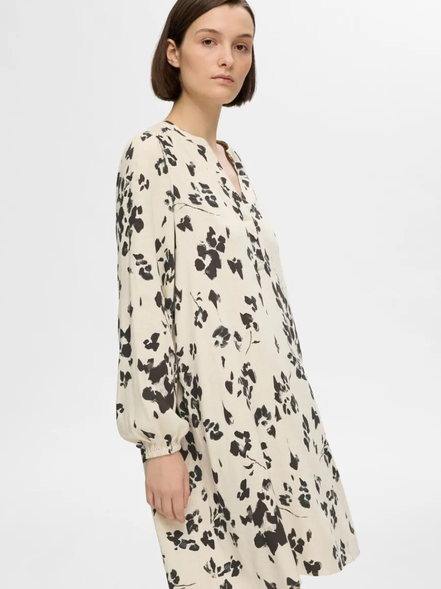 tryckta_kort_klnning_2-5.webp SELECTED TRYCKTA KORT KLÄNNING Beige Cheap