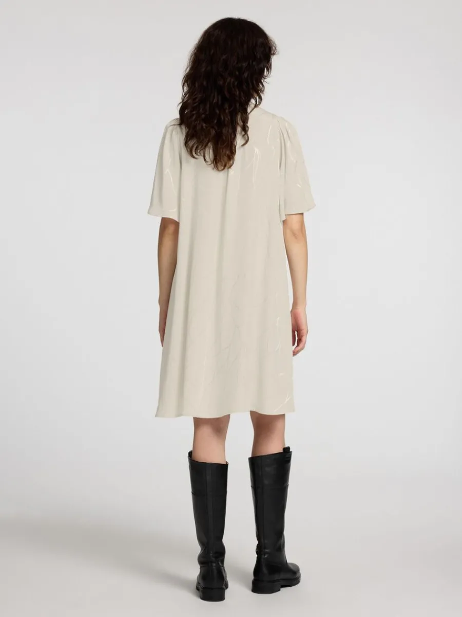 tryckta_kort_klnning_4-2.webp SELECTED TRYCKTA KORT KLÄNNING Beige Hot