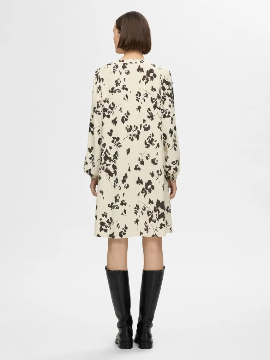 tryckta_kort_klnning_4-5.webp SELECTED TRYCKTA KORT KLÄNNING Beige Cheap