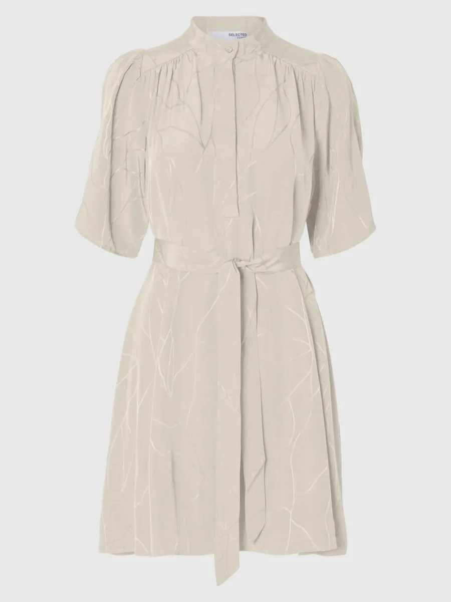 tryckta_kort_klnning_5-2.webp SELECTED TRYCKTA KORT KLÄNNING Beige Hot