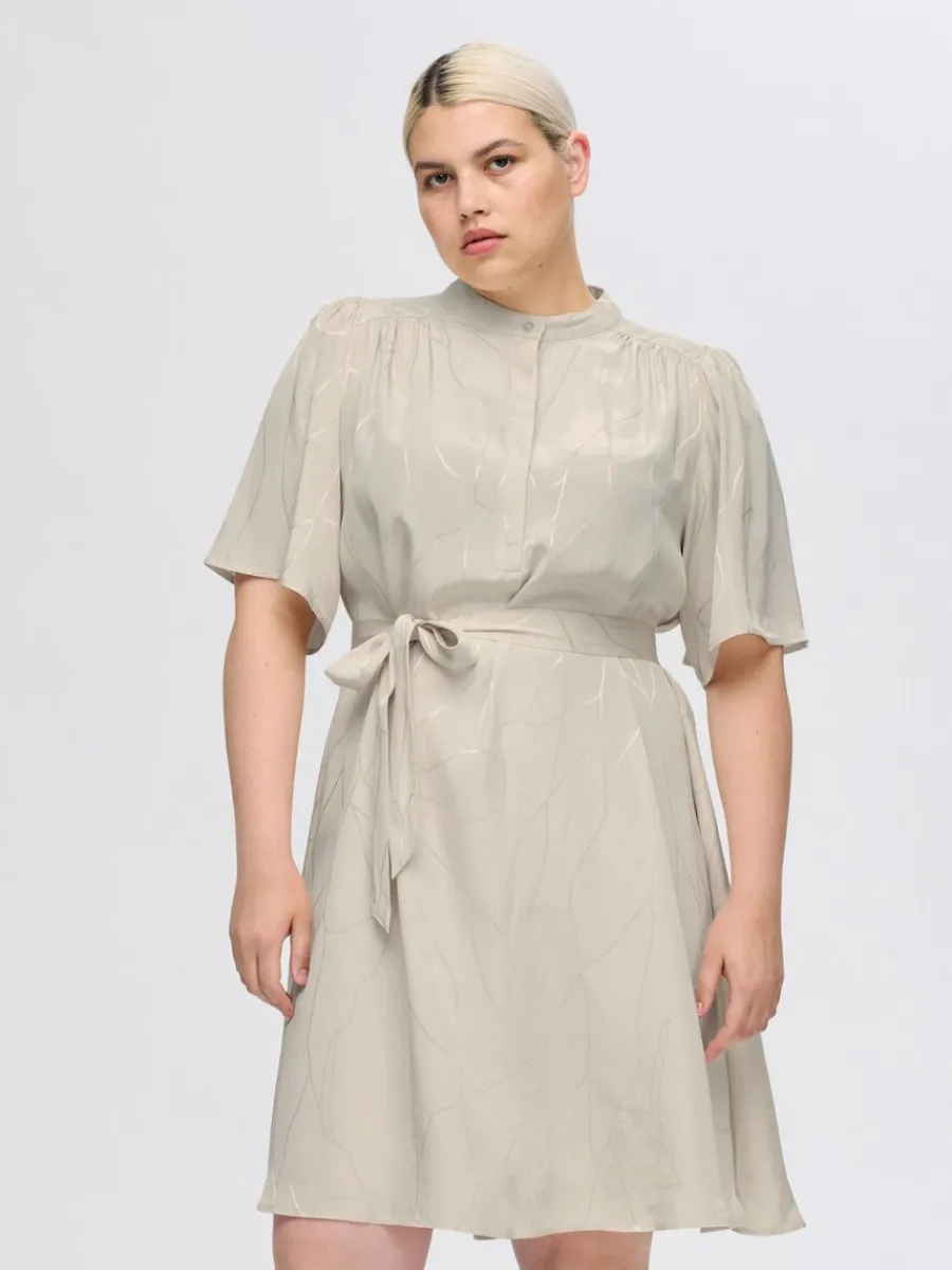 tryckta_kort_klnning_6-1.webp SELECTED TRYCKTA KORT KLÄNNING Beige Hot
