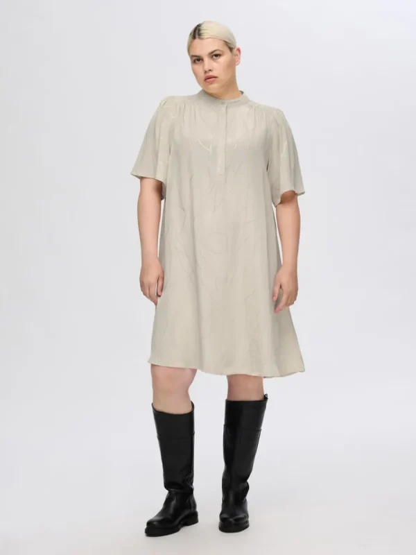 SELECTED TRYCKTA KORT KLÄNNING Beige Hot