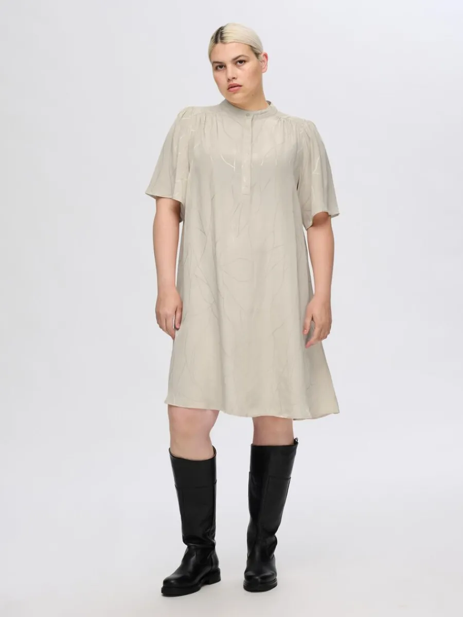 tryckta_kort_klnning_7-1.webp SELECTED TRYCKTA KORT KLÄNNING Beige Hot
