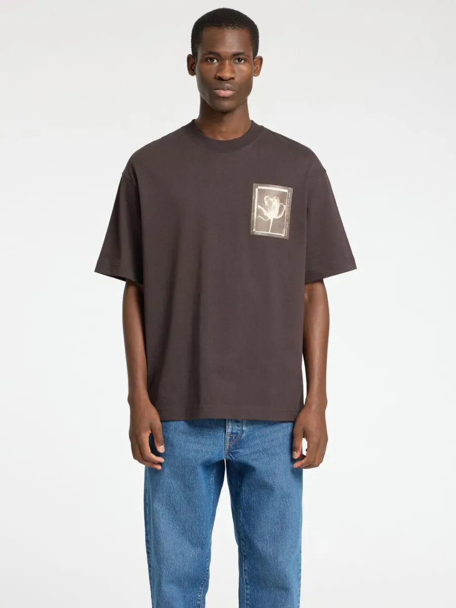 tryckta_rundringad_tshirt_0-1.webp SELECTED TRYCKTA RUNDRINGAD T-SHIRT Brown Flash Sale