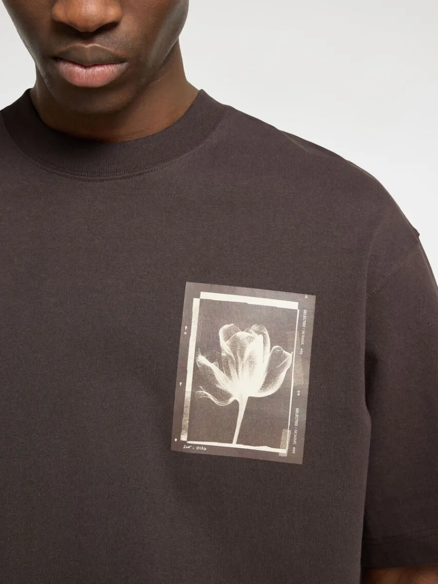 tryckta_rundringad_tshirt_3-1.webp SELECTED TRYCKTA RUNDRINGAD T-SHIRT Brown Flash Sale